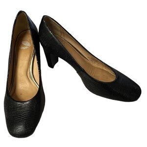 NURTURE by Lamaze Black Leather Round Toe Maren Pump, Size 7